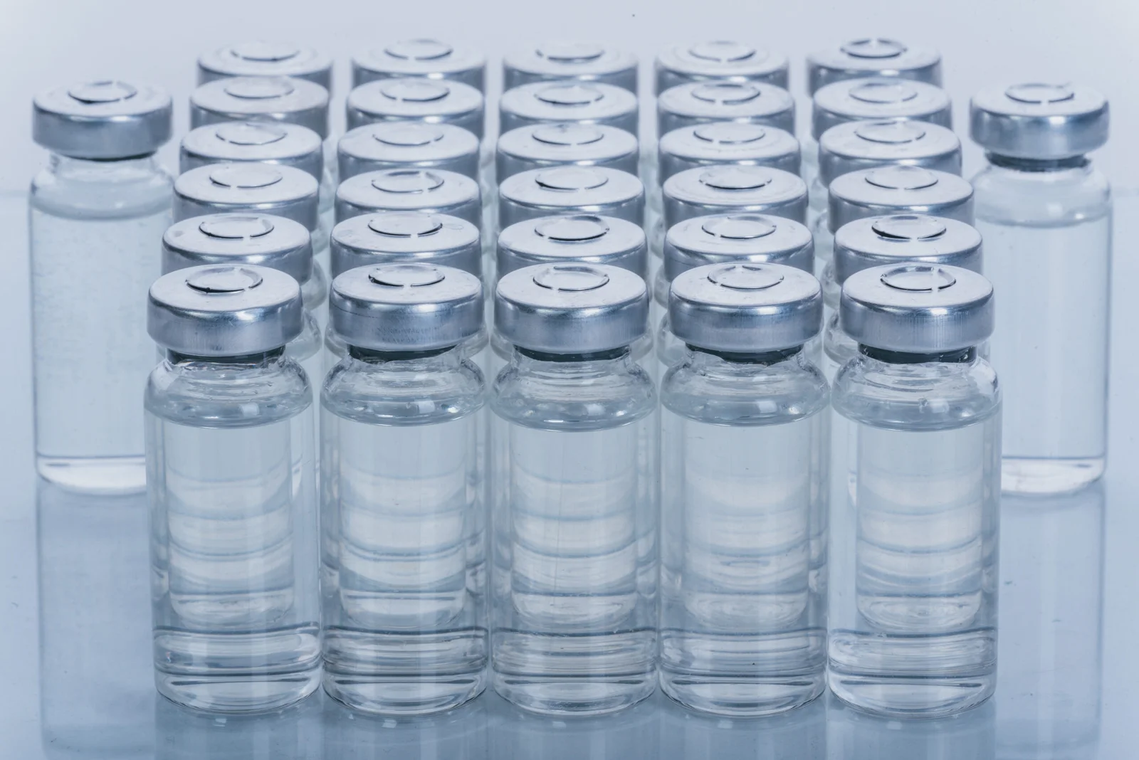 glass-medical-ampoule-vial-injection-medicine-is-dry-white-drug-penicillin-powder-liquid-with-aqueous-solution-ampulla-close-up-bottles-ampule-with-aluminum-cap-backgrounds-gray-scaled